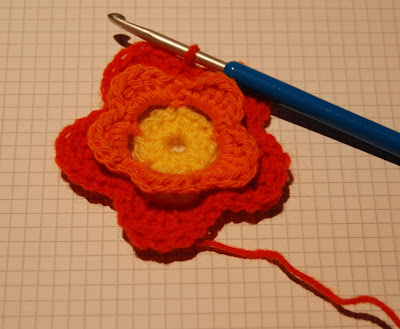 لعمل وردة بالكروشي Fleur+au+crochet-19