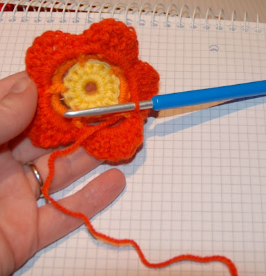 لعمل وردة بالكروشي Fleur+au+crochet-25