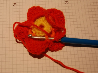 لعمل وردة بالكروشي Fleur+au+crochet-26