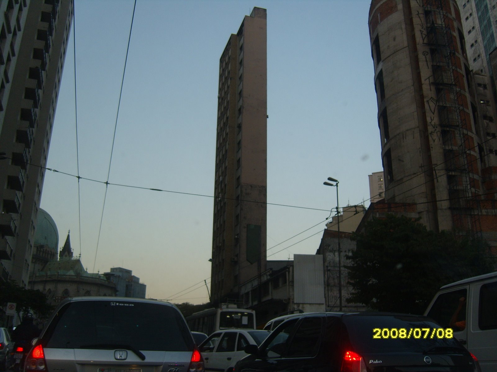 [Edifício++Muito+fino+ao+fundo-Praça+João+Mendes+SP.jpg]