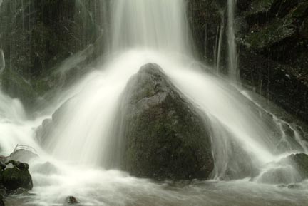 [09_waterfall.jpg]