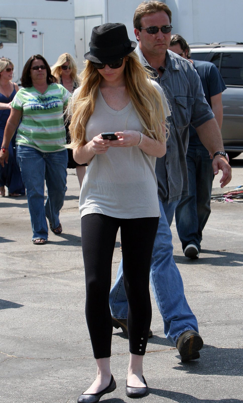 [77354_tlfan_Lindsay_Lohan_performs_her_final_scenes_on_the_set_of_Labor_Pains_7.16.08_22_122_1010lo.jpg]