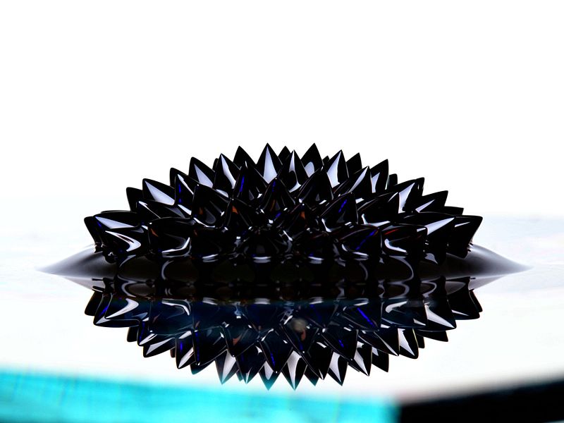 [800px-Ferrofluid_large_spikes.jpg]