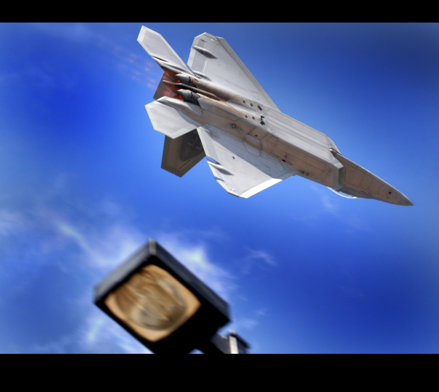 [F-22RaptorLamppost3SM.jpg]
