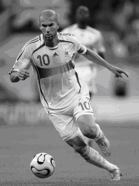 [Zidane+con+el+Balón+b-n.jpg]