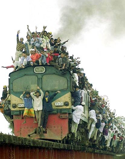 [043+overcrowded+train+India.jpg]