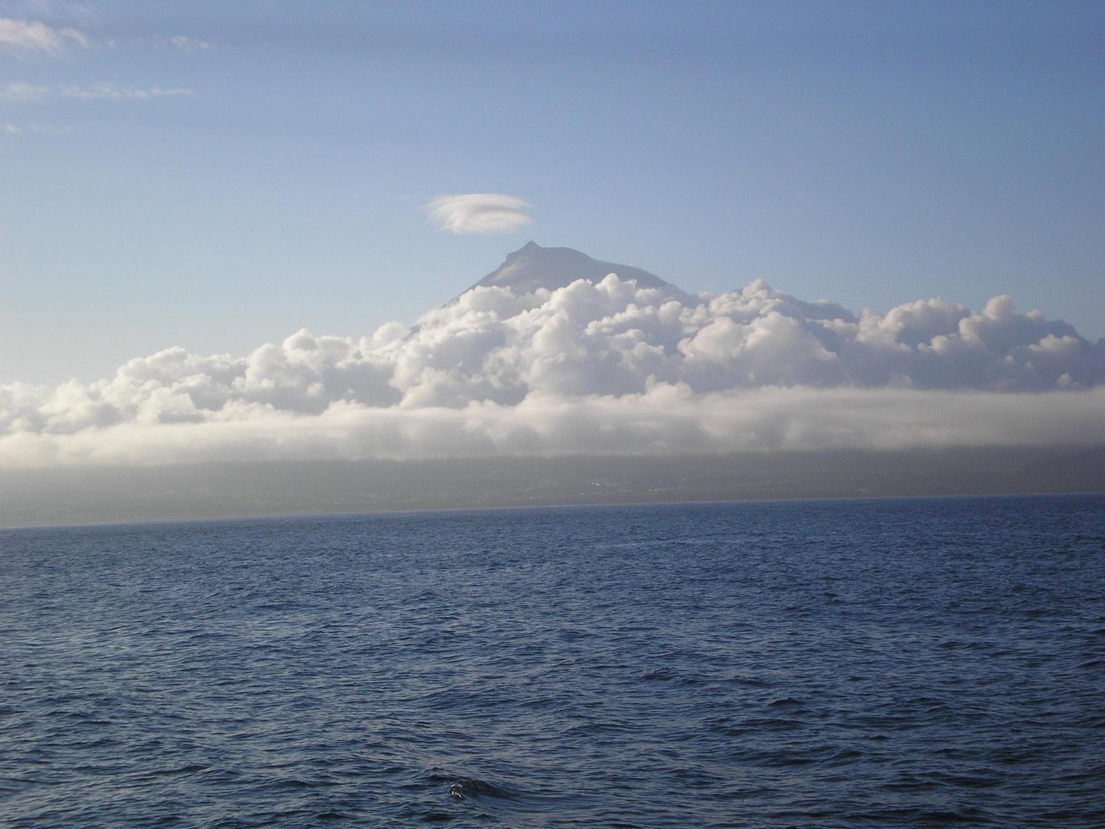 [286+-+vista+da+ilha+do+Pico,+tirada+no+mar,+durante+a+viagem+de+barco+entre.JPG]