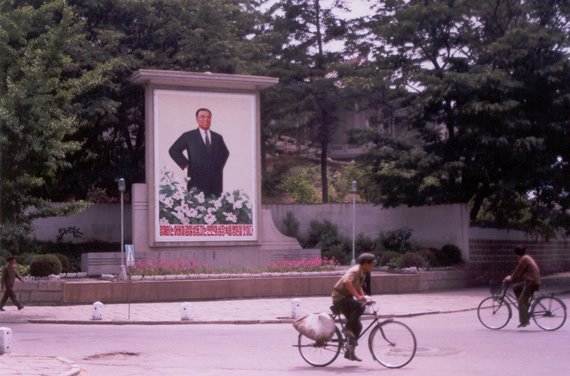 [nk-pyongyang-kimsign.jpg]