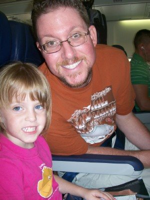 [airplane+ride+sarah+and+daddy.jpg]
