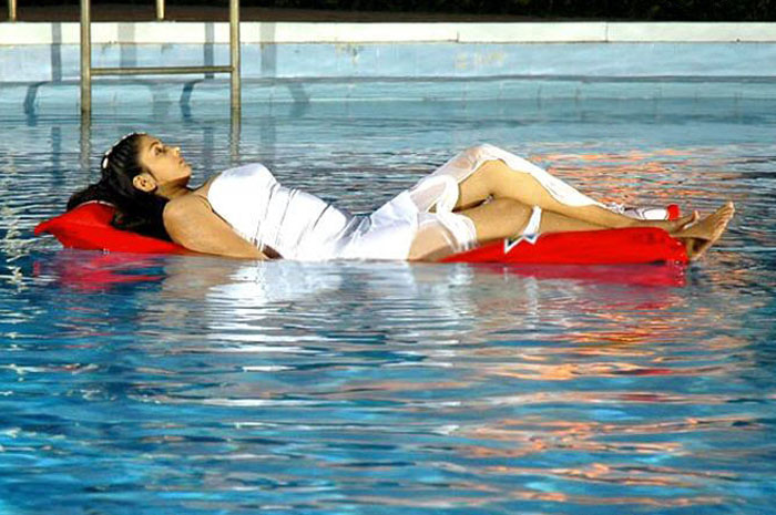 [Namitha+in+swimming+pool+05.jpg]