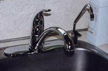 [Kitchen+sink+new+faucet2.jpg]