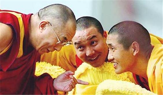 [Dalai+Lama+with+monks.jpg]