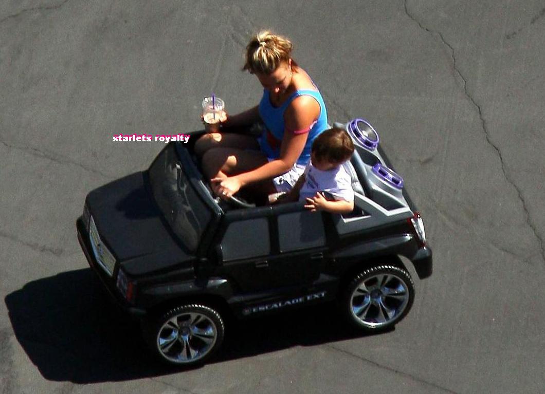 [Britney Spears lets her kid drive while she has a drink3_4806221c6030f.jpg]