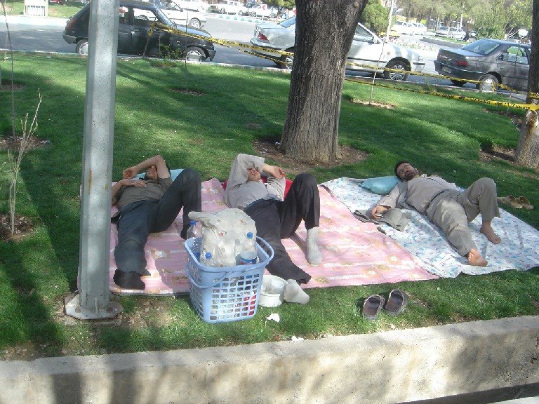 [esfehan+picnic+nap.jpg]