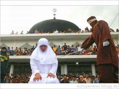 [islamisches_recht_scharia_-_in_der_indonesischen_provinz_aceh_erhaelt_eine_frau_die_pruegelstrafe.jpg]
