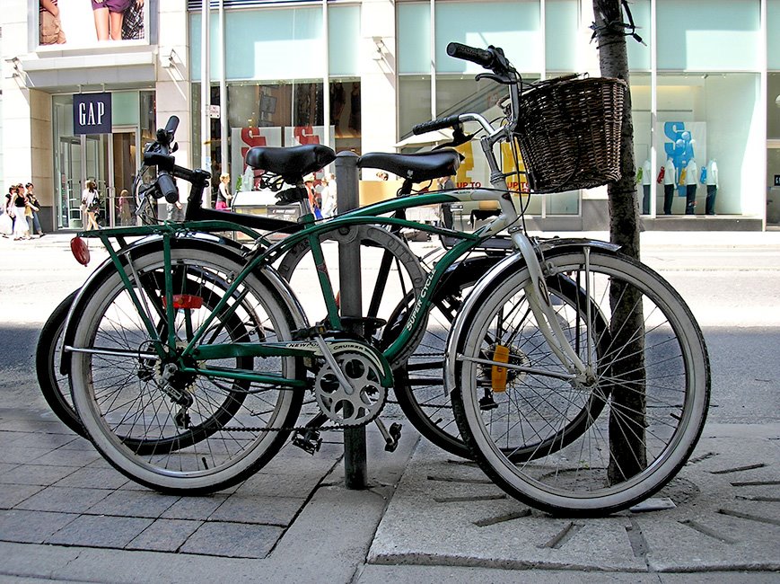 [bikes_locked_bloor_colour.jpg]
