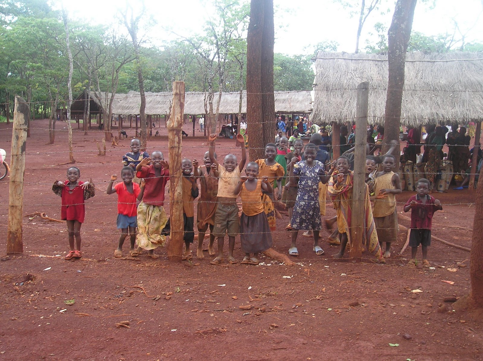 [23-04-2008+Niños+en+el+reparto+de+comida+de+Nyarugusu2.JPG]