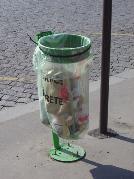 [450px-Plastic_bag_trashcan_Paris_Vigipirate_dsc00718.jpg]