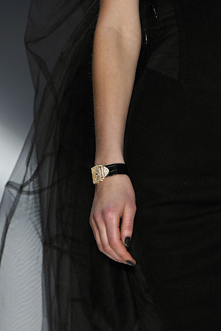 [Louis_Vuitton_close-up_00320m.jpg]