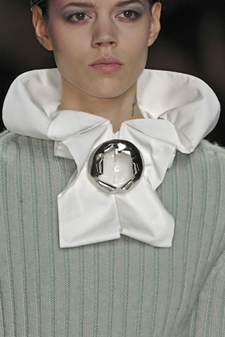 [Louis_Vuitton_close-up_00150m.jpg]