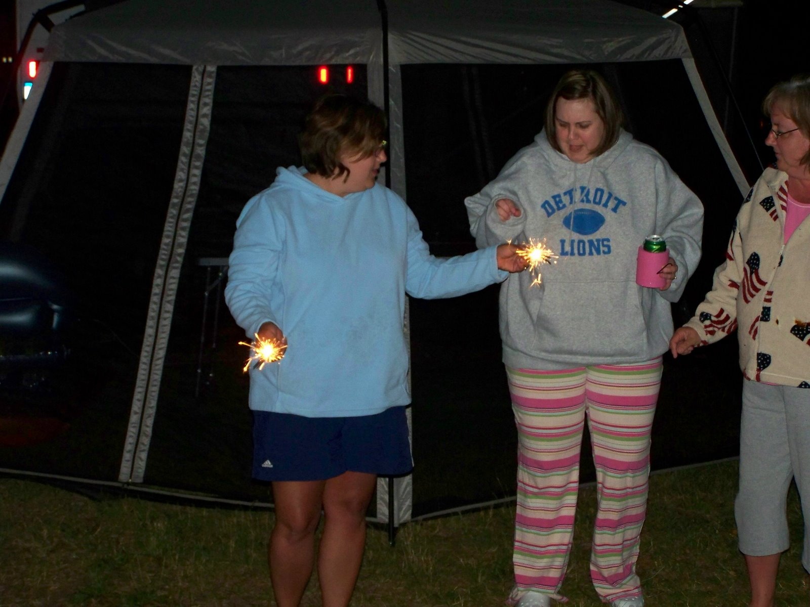 [Auntie+Robynn+is+scared+of+sparklers.jpg]