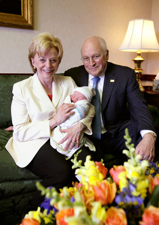 [dick+cheney+and+lynn+with+grandson.jpg]