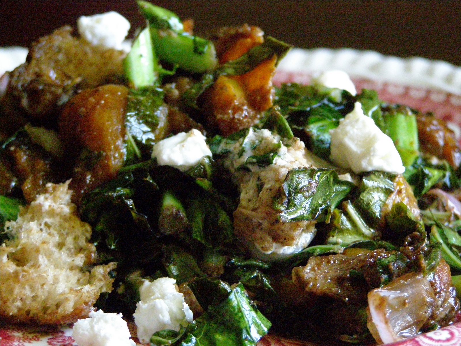 [kale+with+roasted+peppers,+goat+cheese,+shallots+and+pain+de+campagne.JPG]