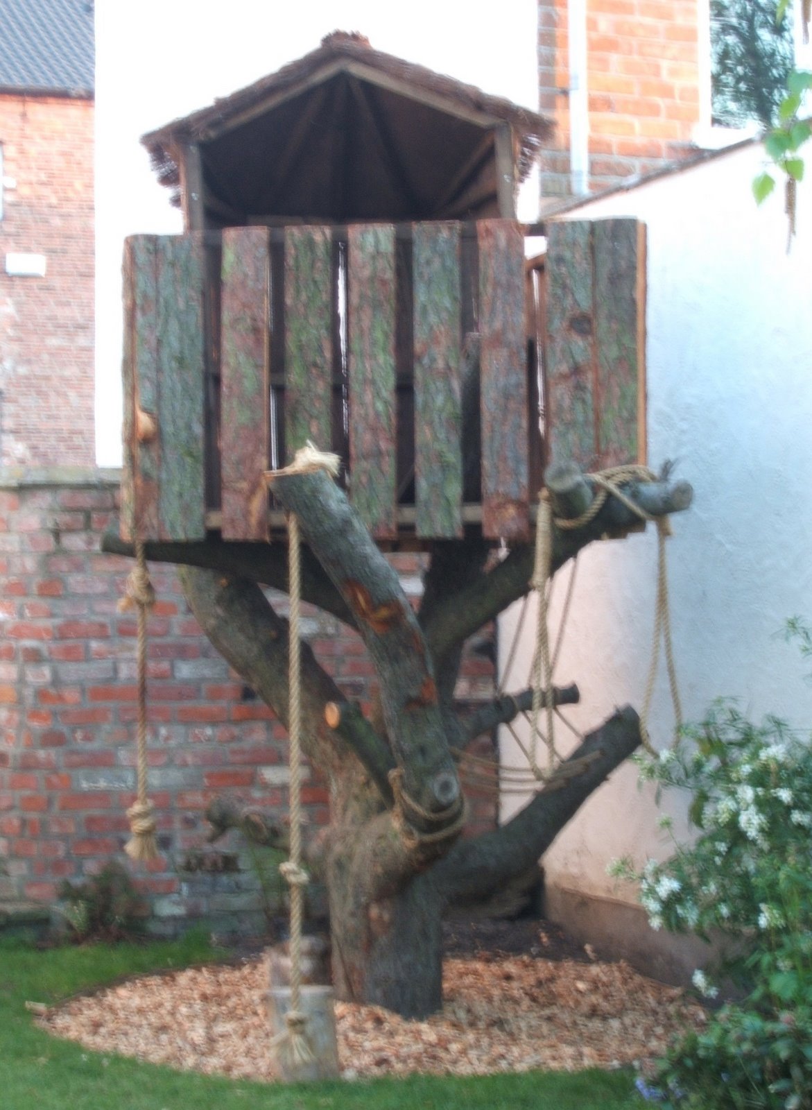 [Lincolnshire+treehouse.JPG]