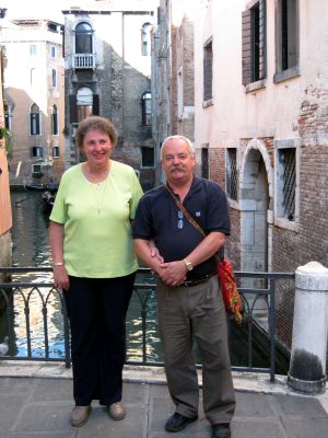 [7+-+Barb+and+Graham+in+Venice.JPG]