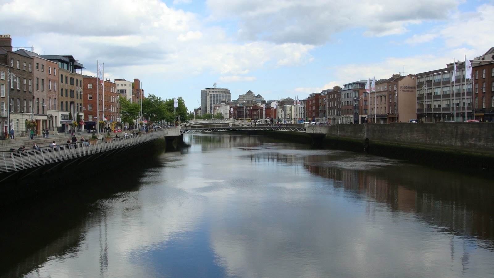 [River+Liffey+Dublin.JPG]