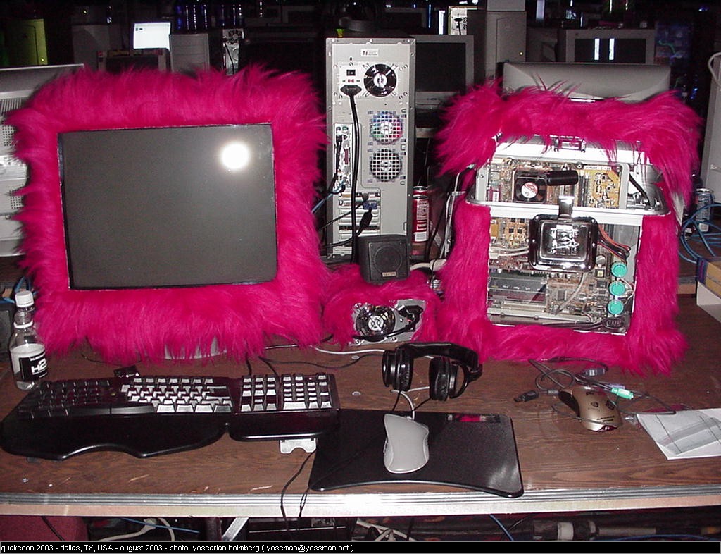 [qc2k3.ym.2003-08-16.078.case-mods--crazy-hot-pink-funfur.jpg]