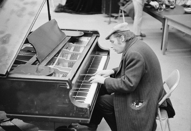 [Glenn_Gould_in_rehearsal,_Toronto,_1974.jpg]