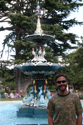 [jim+and+fountain+(Small).JPG]