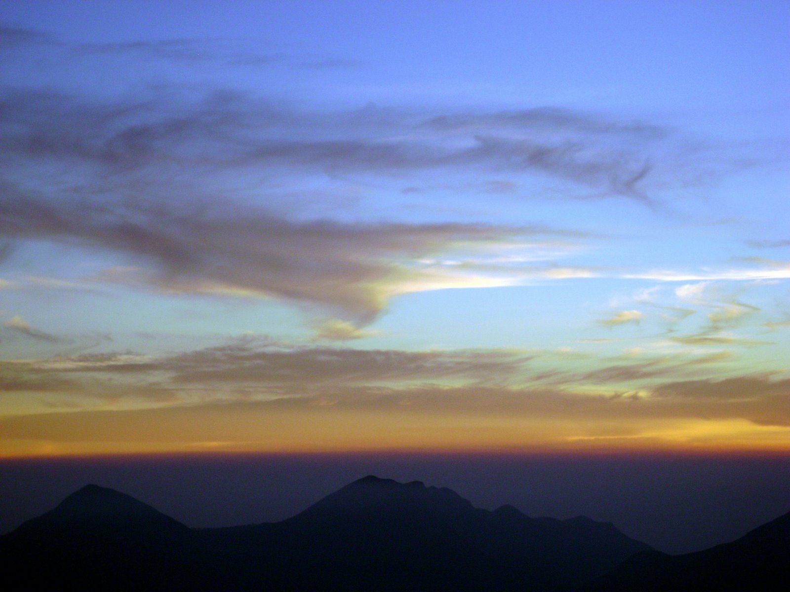 [sunset-sky-clouds-001.JPG]