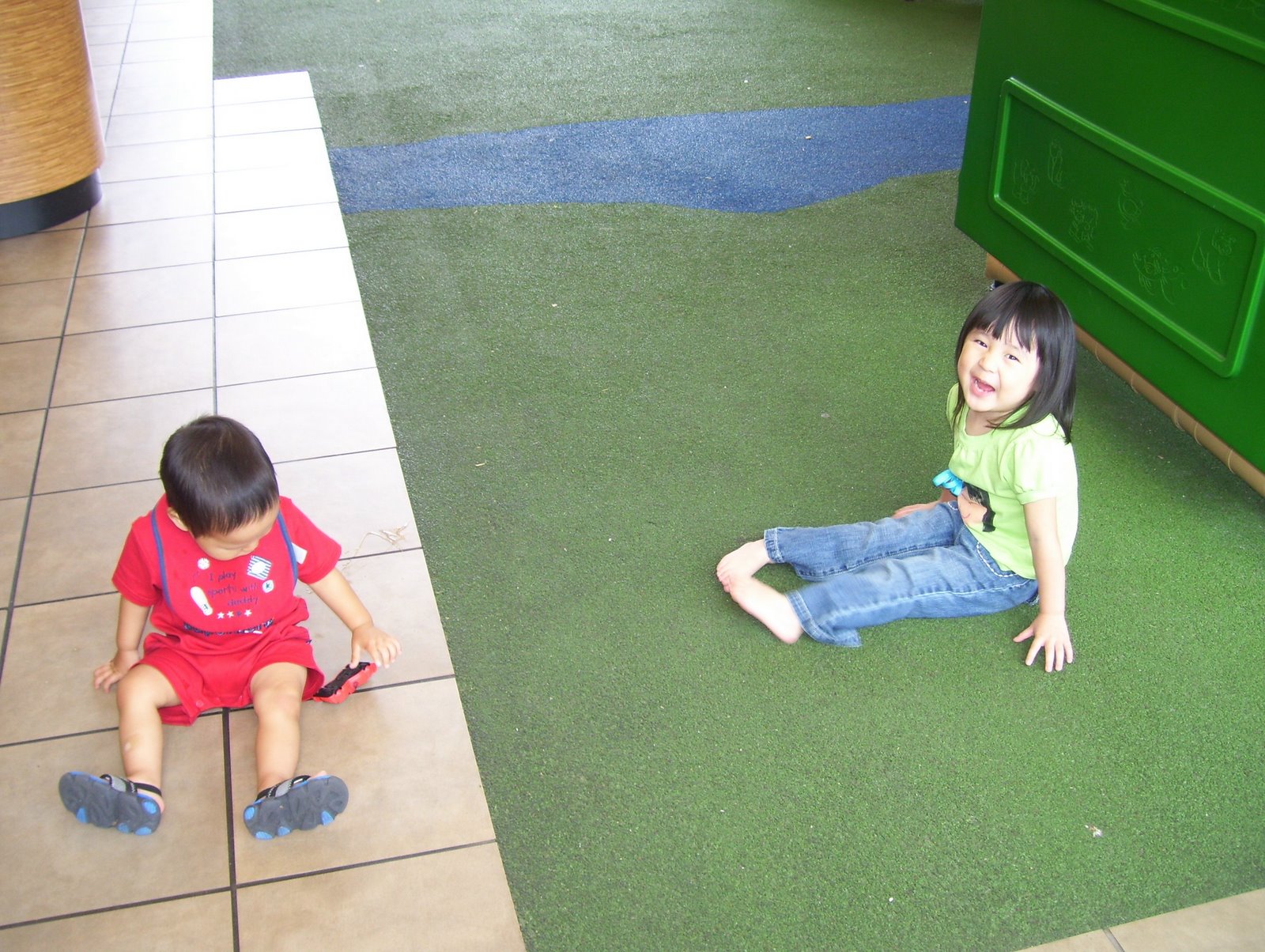 [jayden+and+zoey+playing.jpg]