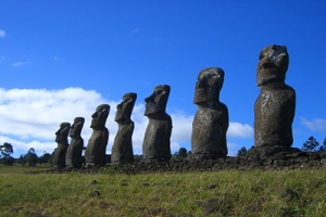 [ahu-akivi-moai-cc-devittj-350h.jpg]