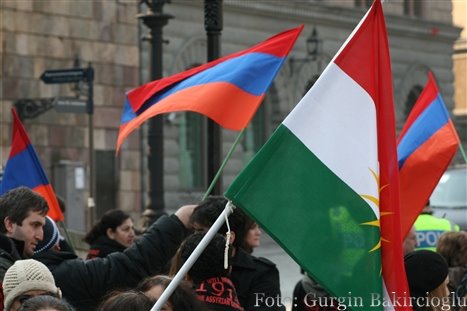 [1+(3)+Erkänn+folkmordet+skrek+de+armeniska+demonstranterna+medans+de+kurdiska+demonstranterna+skrek+länge+leve+Kurdistan.jpg]