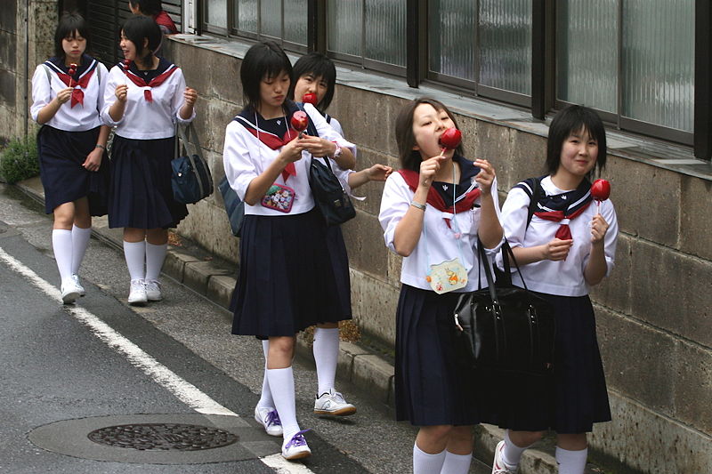 [800px-Japanese_schoolgirls_walking_and_eating.jpg]