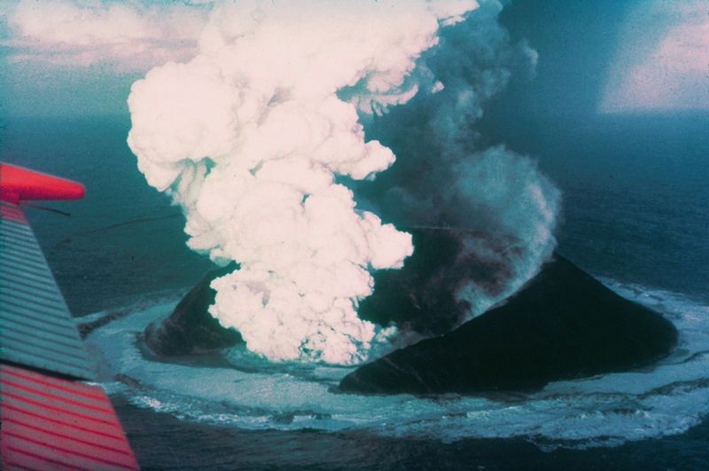 [Surtsey_eruption_1963.jpg]