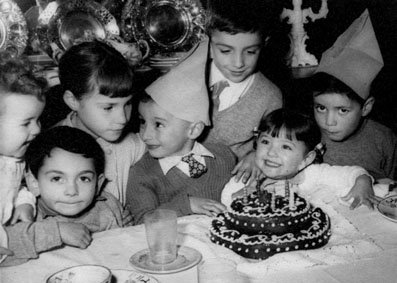[1953-+Fiesta+del+5º+cumpleaños+con+primos+y+amigos.jpg]