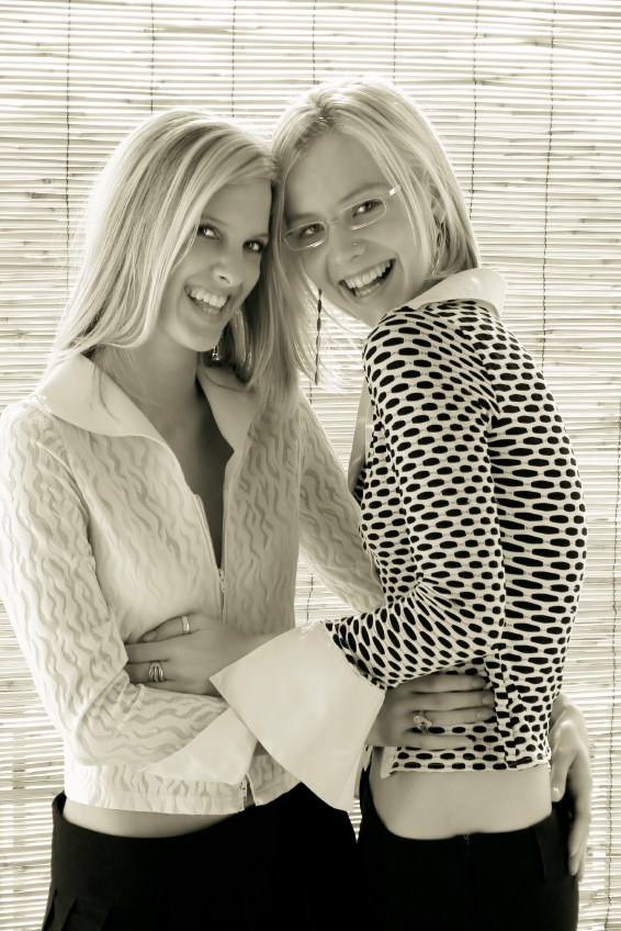 [blond_lesbian_couple.jpg]