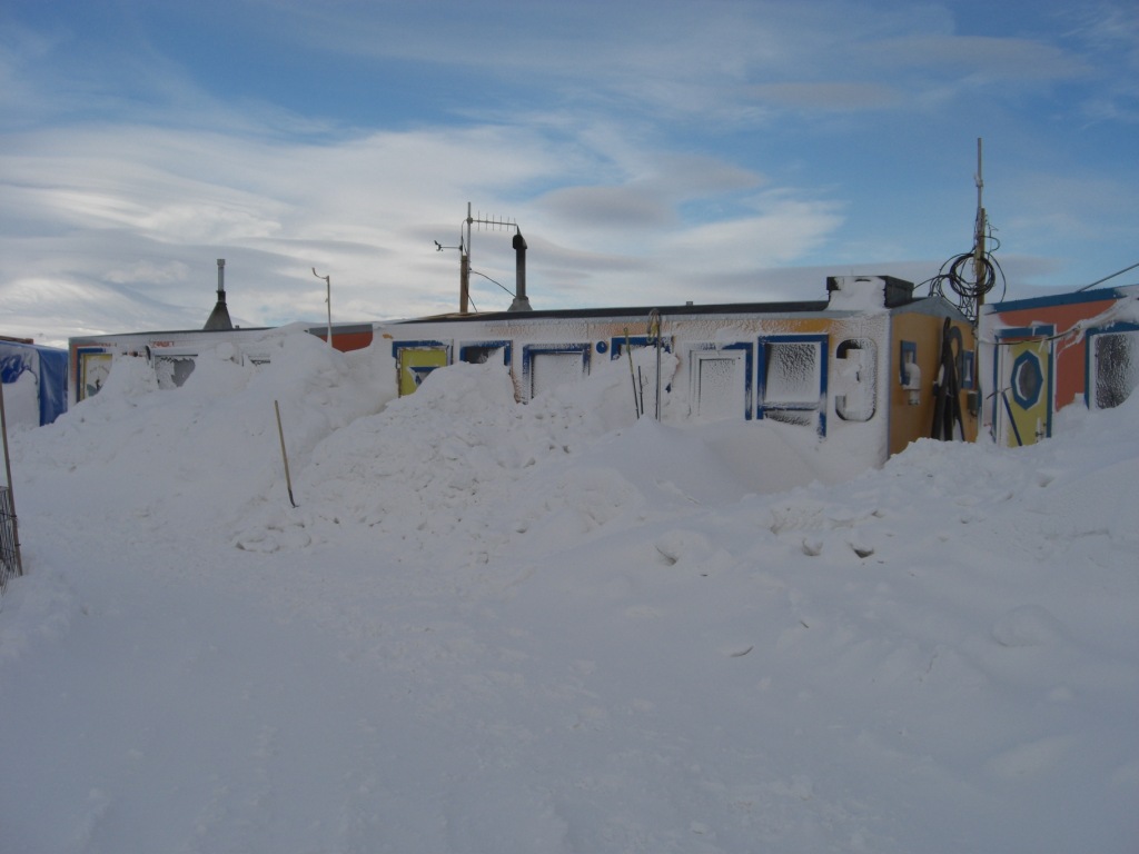 [Snow-covered+huts+-+after+plowing.JPG]