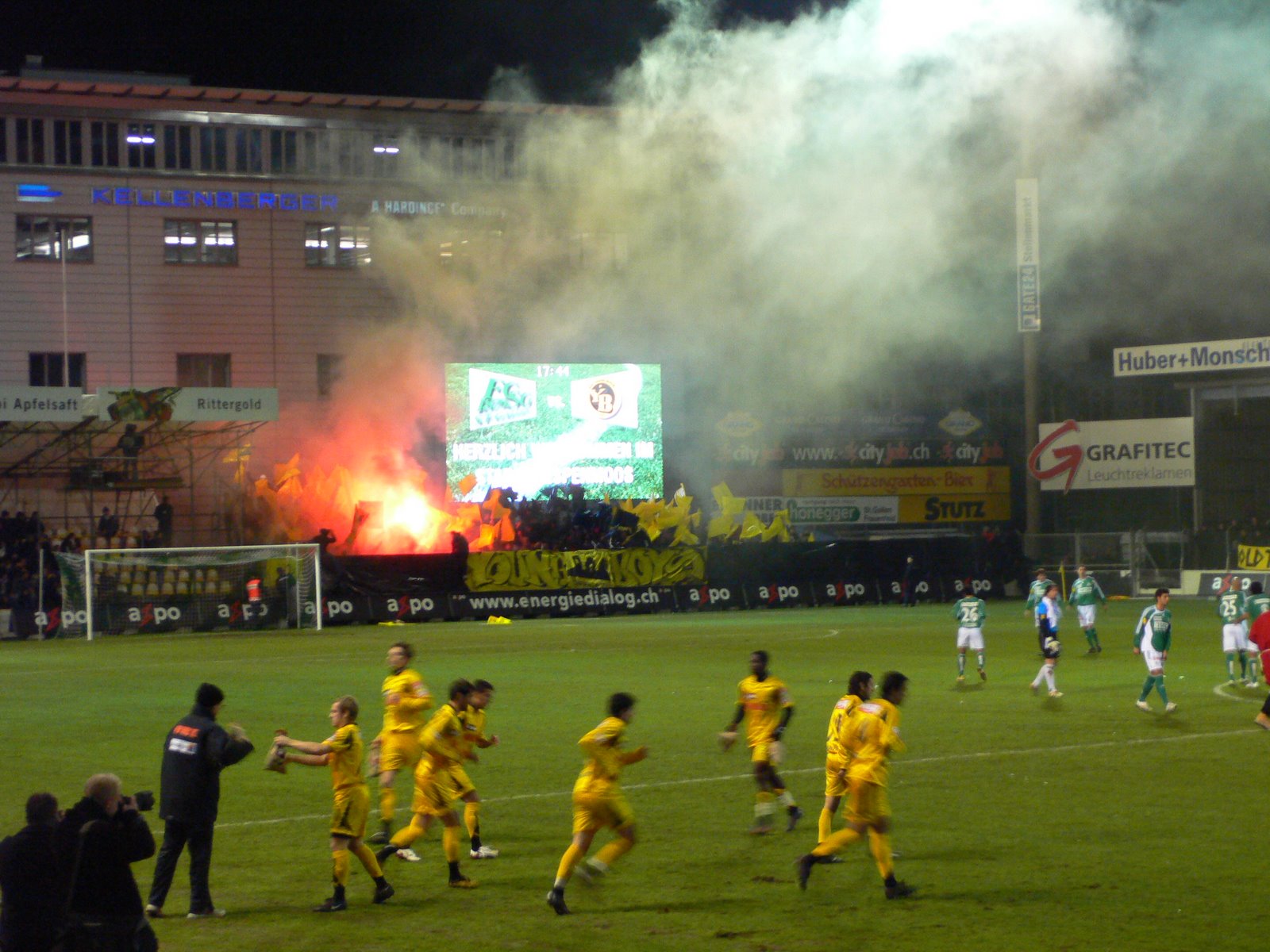 [young+boys+flares+at+st+gallen.jpg]