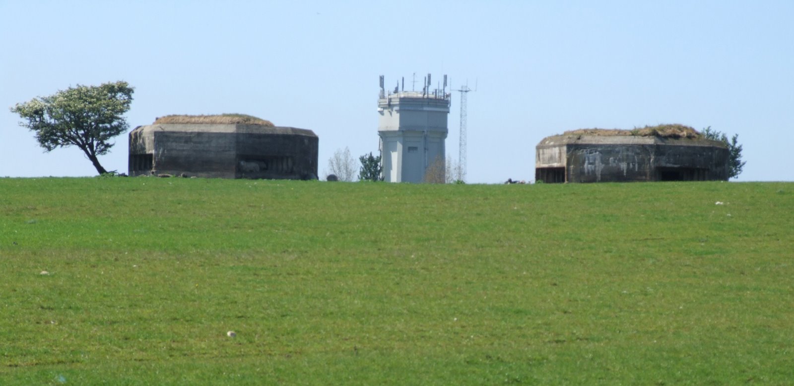 [Blythburgh,+water+tower+and+pill+boxes.jpg]
