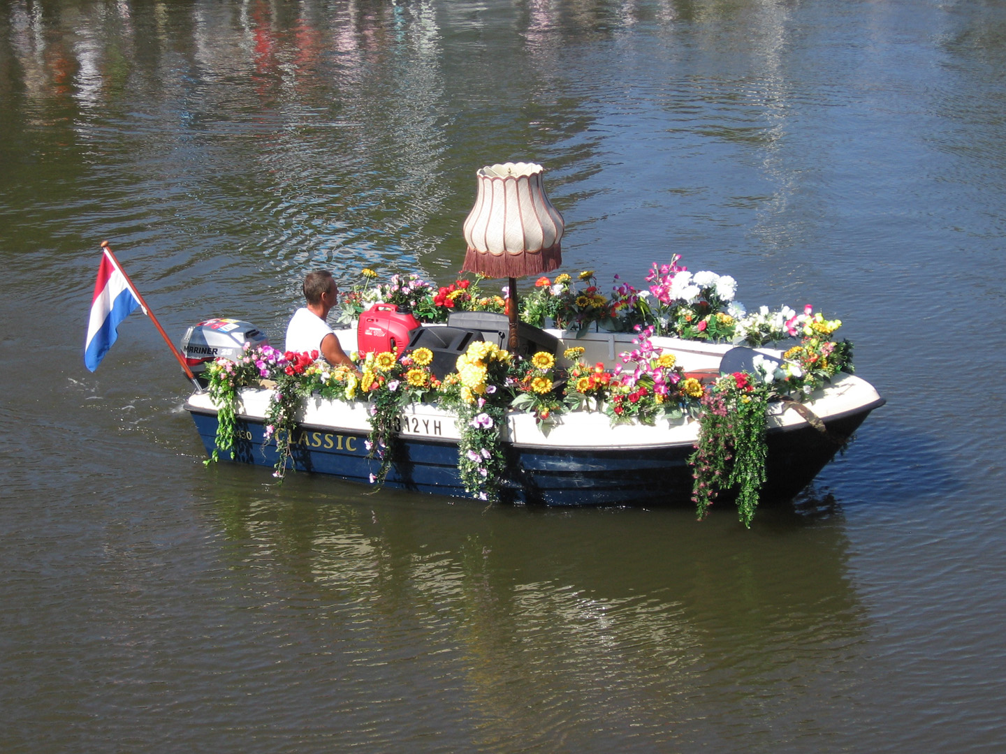 [flowerboat1.jpg]