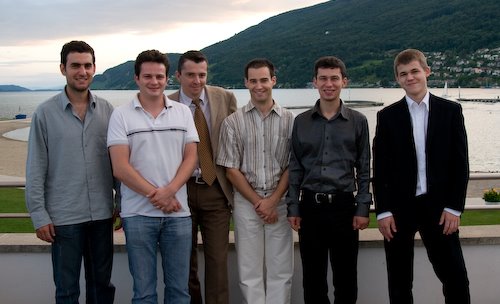 Les six Grands-Maîtres du tournoi majeur de Bienne 2008. De gauche à droite: Leinier Dominguez, Etienne Bacrot, Alexander Onischuk, Yannick Pelletier,  Evgeny Alekseev, and Magnus Carlsen - photo site officiel 