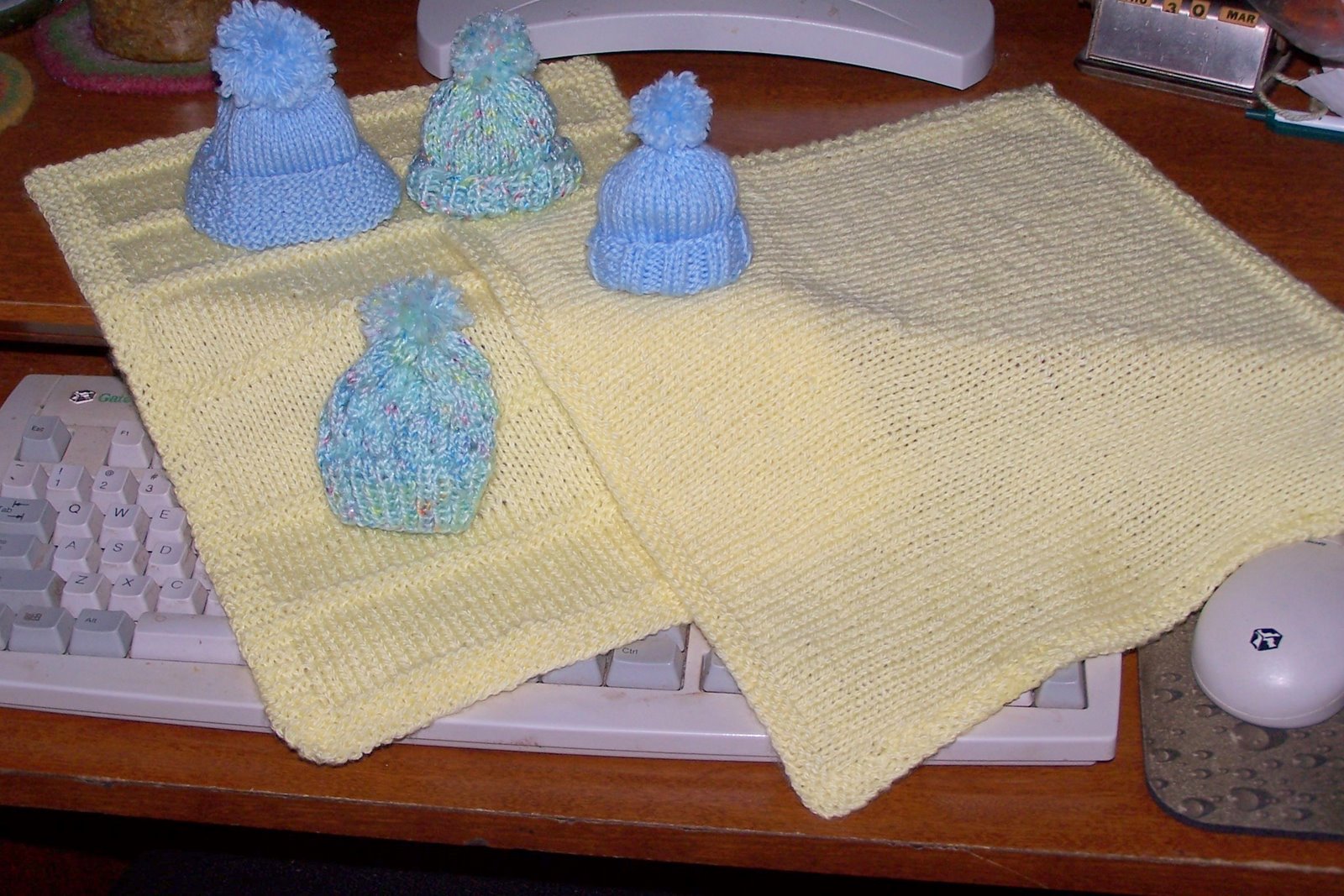[Baby+hats+and+blanket+for+preemies.JPG]