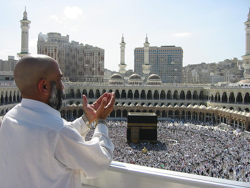 [800px-Supplicating_Pilgrim_at_Masjid_Al_Haram._Mecca,_Saudi_Arabia]