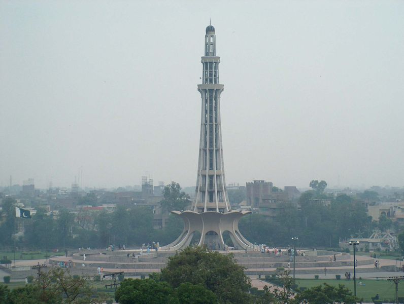 [796px-July_9_2005_-_Minar-e-Pakistan_panoramic.jpg]