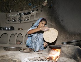 Soaring food prices haunt Pakistan families